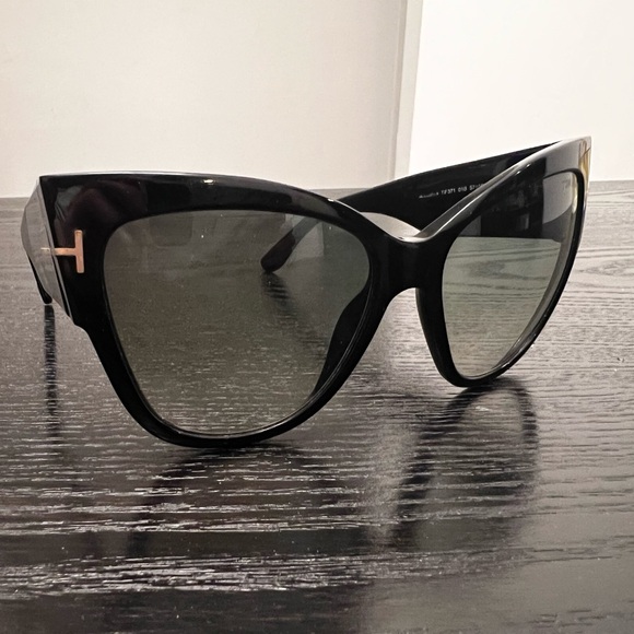 Tom Ford Anoushka Sunglassesses - Picture 2 of 5